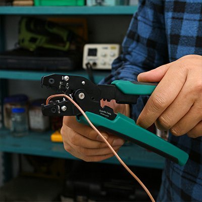 Pince à sertir professionnelle | TechPro - Outils Expert